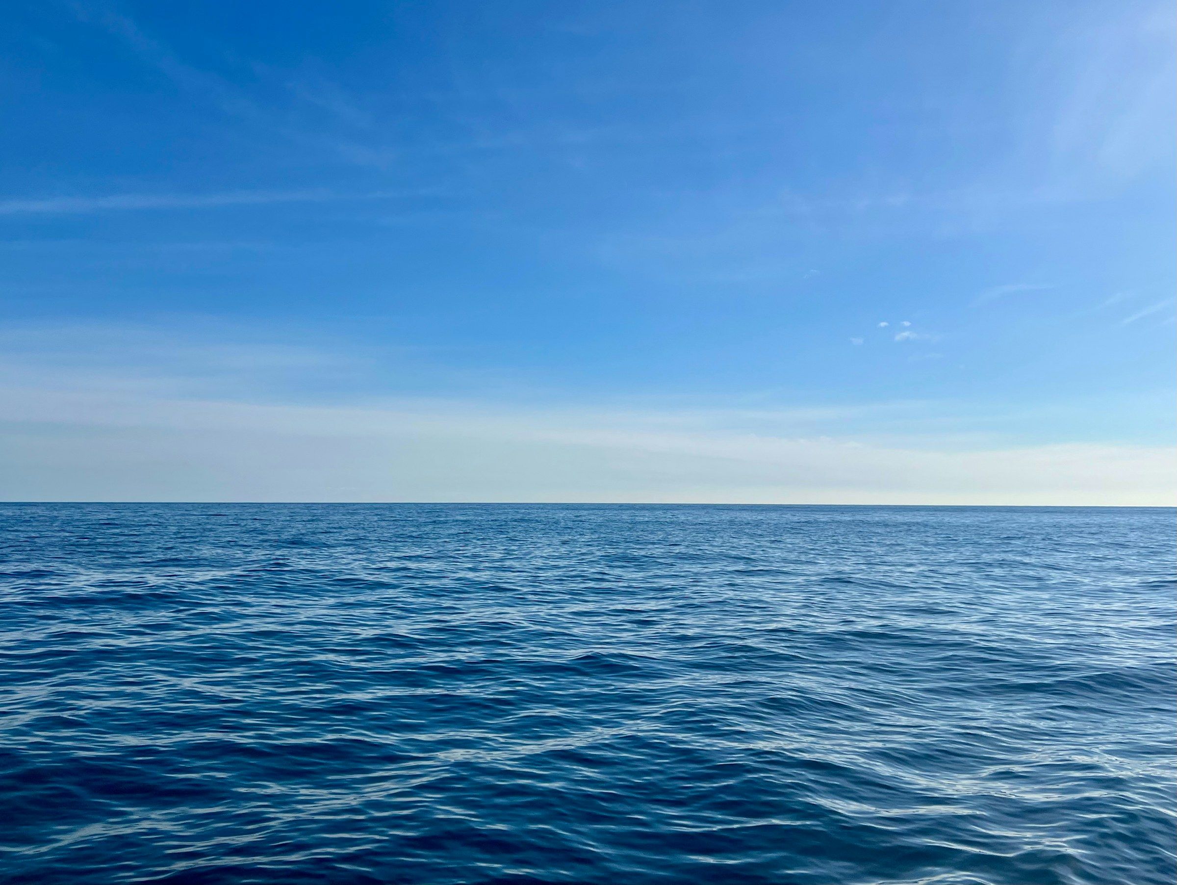 Horizon de l'océan sous un grand ciel bleu