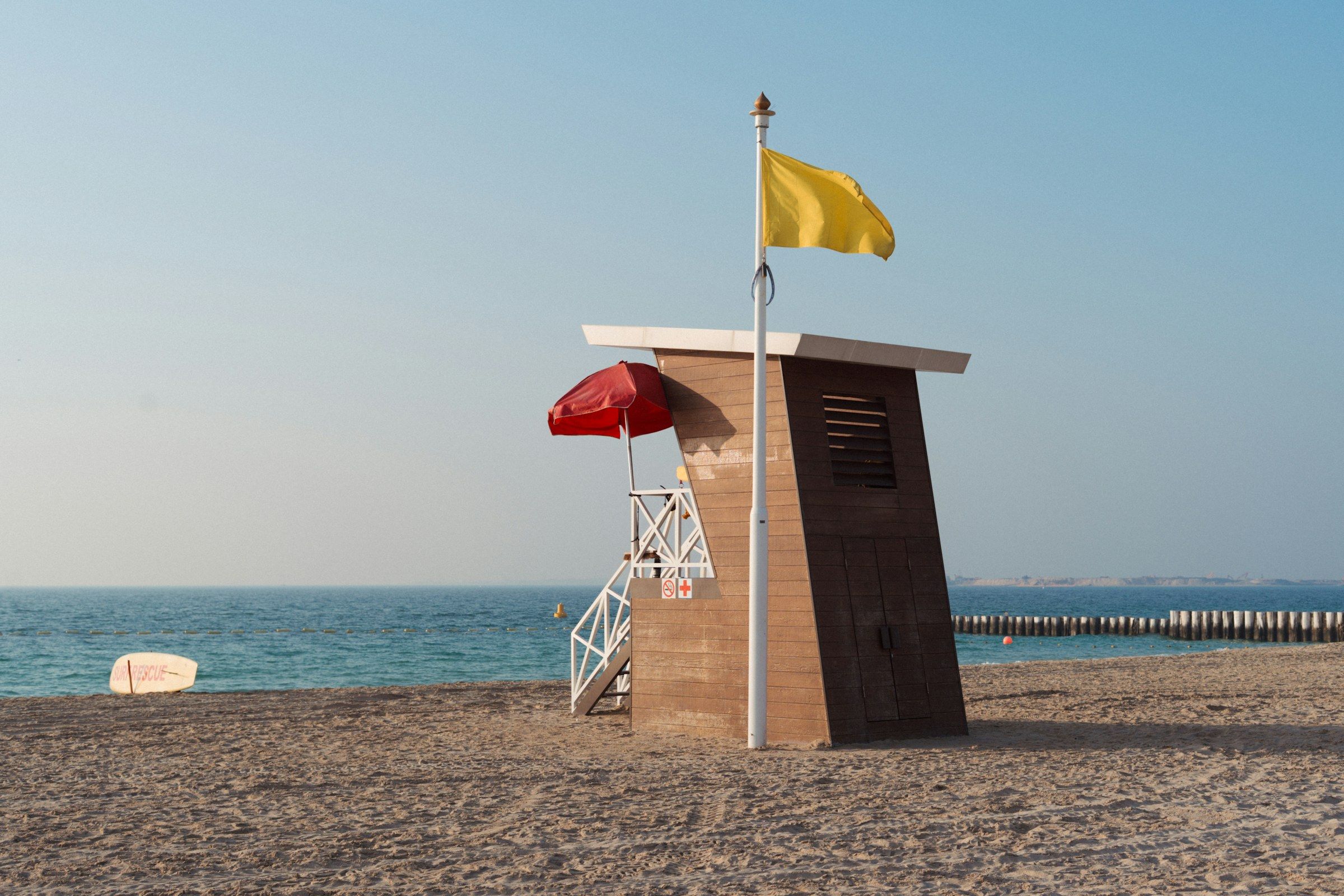 Poste de secours sur la plage, drapeau jaune hissé